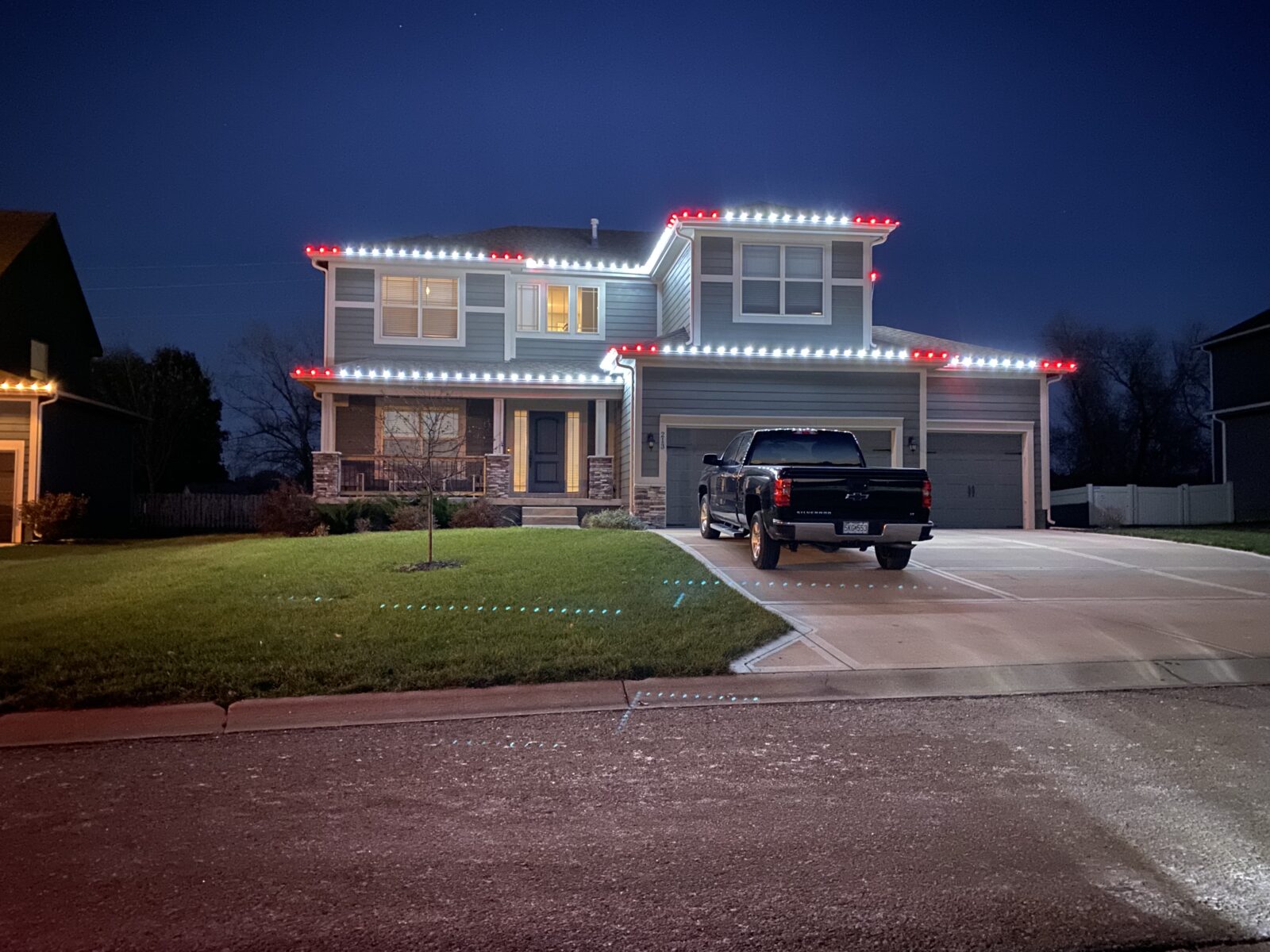 Alternating red and white C9 lights on two-story home